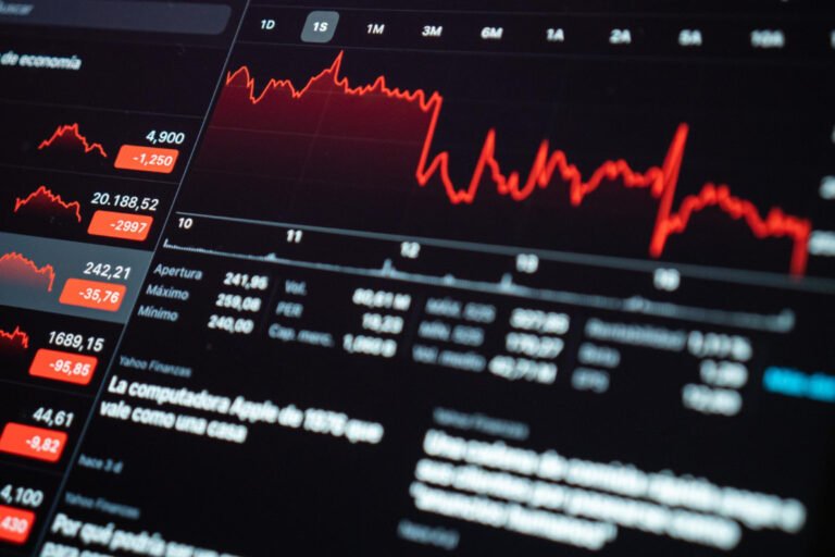 Ibovespa falls by 0.68% in the final trading day of June due to declines in Petrobras and the retail sector, while the dollar ends the day at R $ 5.16.